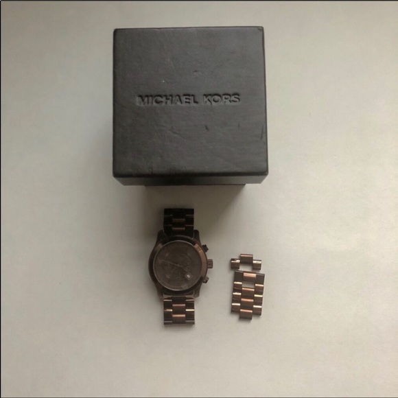 Michael Kors Oversized Watch - Picture 7 of 8